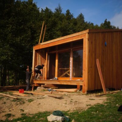 Mikro dom z naturalnych materiałów, proj. i fot. mech.build