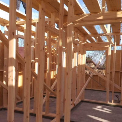 Konstrukcja wewnętrzna domu budowanego w technologii szkieletowej drewnianej